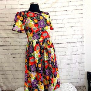Abstract floral print dress with pockets. Size medium